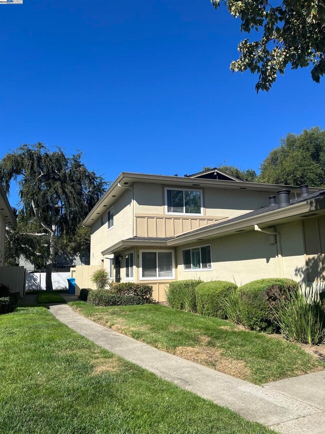 Building Photo - 2221 Partridge Way