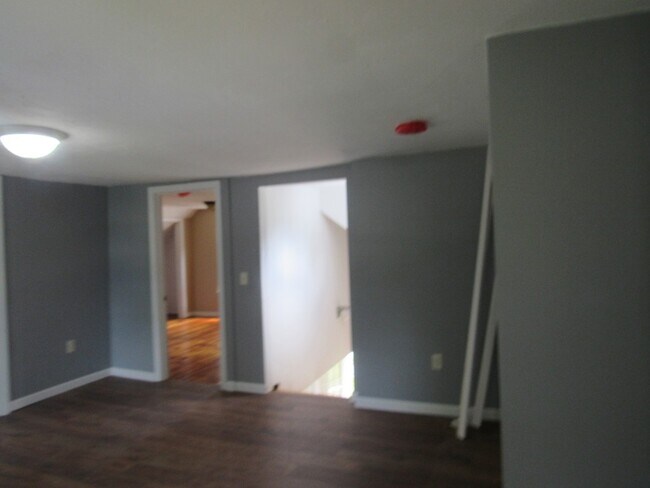 Building Photo - 27 Maple St