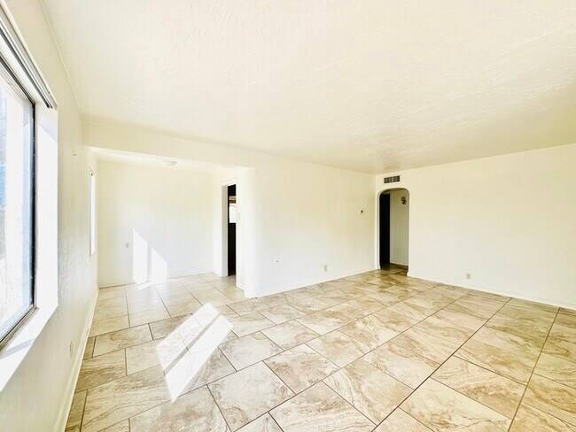 Building Photo - Rare Find 2/1 House IN DESIRED CENTRAL ARE...