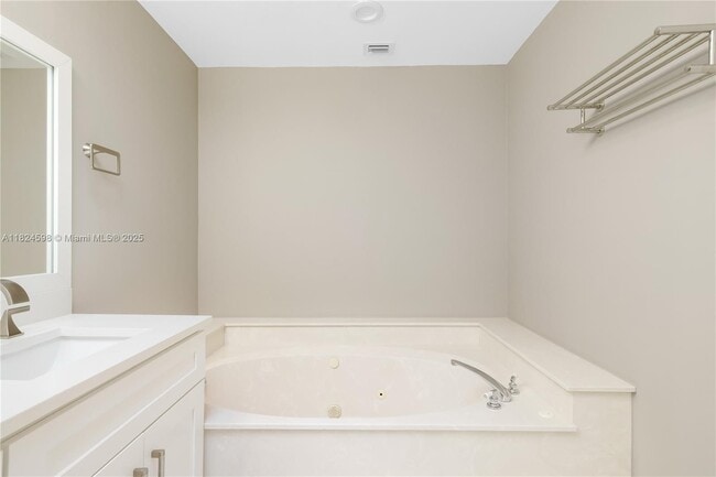 Building Photo - 1707 E Las Olas Blvd