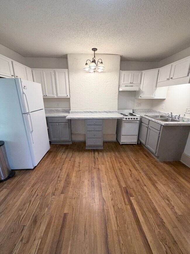Building Photo - Available Now! River Arts District. 2 bedrooms/1 bathroom