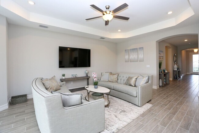 Building Photo - **Brand New, Bright & Beautiful Bonita Spr...