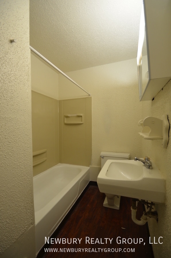 Building Photo - 33 Hickory St