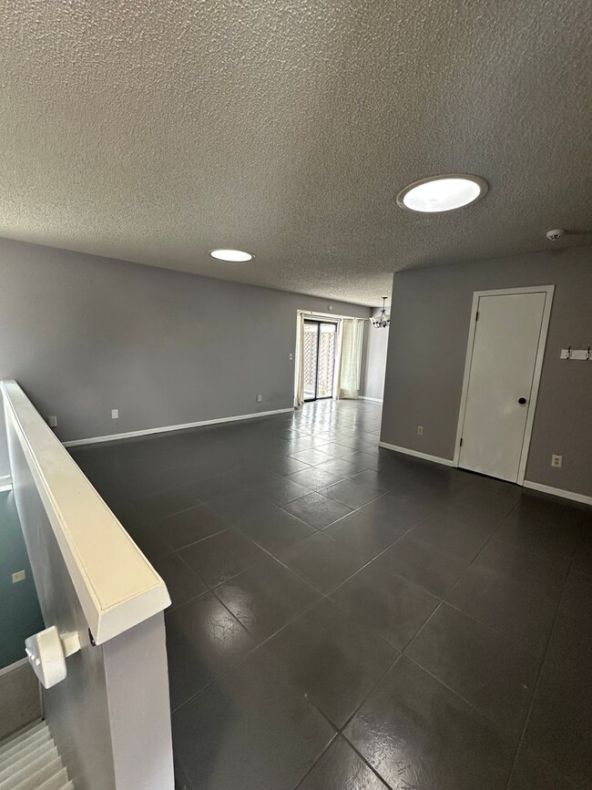 Building Photo - Beautiful 3 Bedroom Home ! Near Mcconnell ...