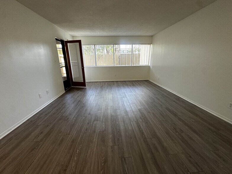 Building Photo - 1590 W Palm Ln