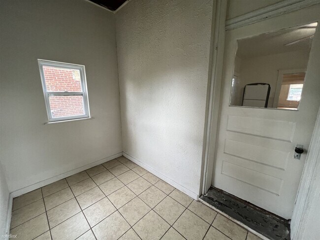 Building Photo - 1 br, 1 bath Duplex - 3724 Winnebago Stree...