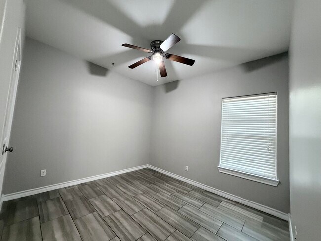 Building Photo - 5601 Cuenca Dr