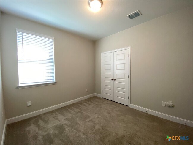 Building Photo - 1331 Hillsong St