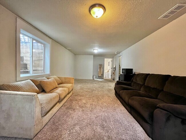 Building Photo - Beautifully Remodeled 5 Bed 2 Bath House i...
