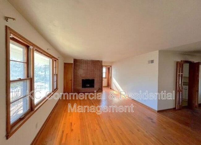 Building Photo - 802 E 75th Terrace