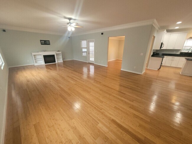 Building Photo - Stunning 4 Bedroom, 2.5 Bath Home Just 3 Blocks to Chesapeake Bay