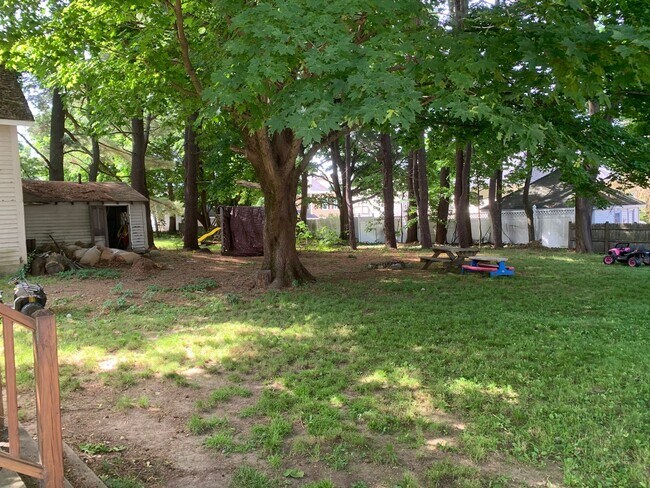 Building Photo - 4 Bedroom Single Family House Available Now!
