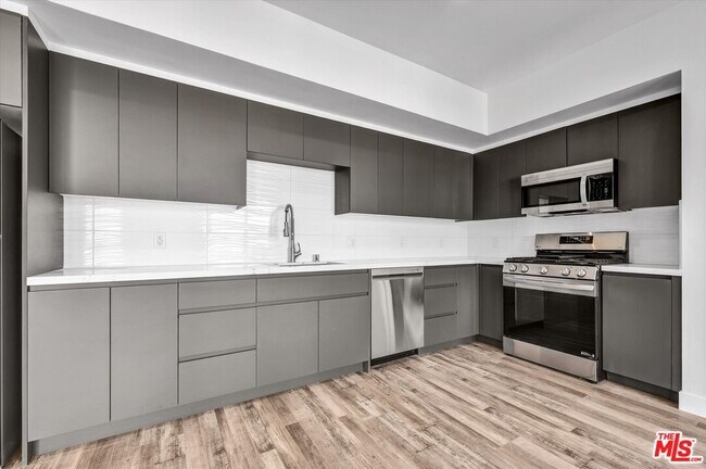 Building Photo - 1537 S Wilton Pl