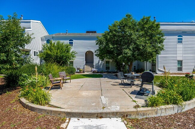 Building Photo - Updated and Stylish 1BDR/1BTH in the Eleven-One-Eleven Condominium Complex