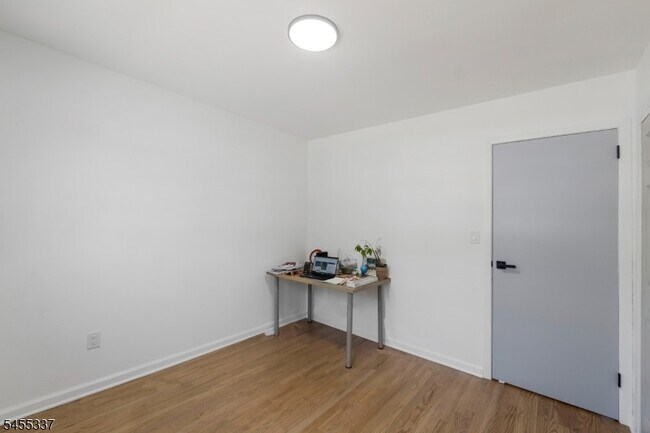 Building Photo - 33 Larchmont Rd