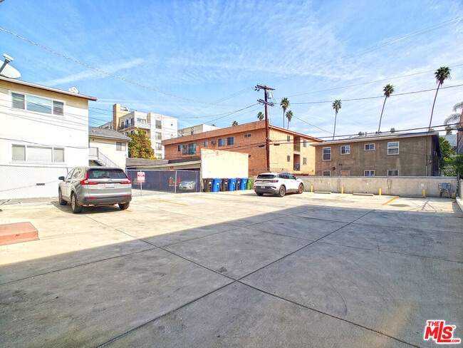 Building Photo - 336 S Wilton Pl