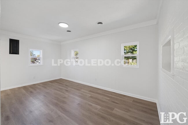 Building Photo - 4013 Caroline Ave