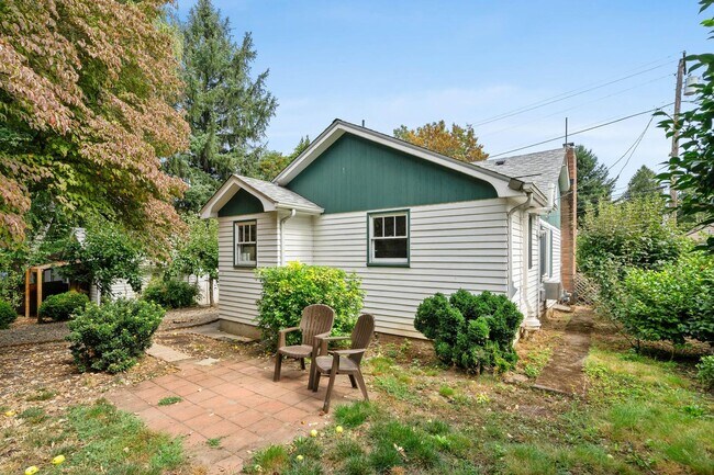 Building Photo - Amazing vintage 2-bdrm/2-bath Cully home—Giant garden, detached art studio, great location