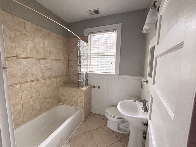 Building Photo - Bungalow in Rosewood