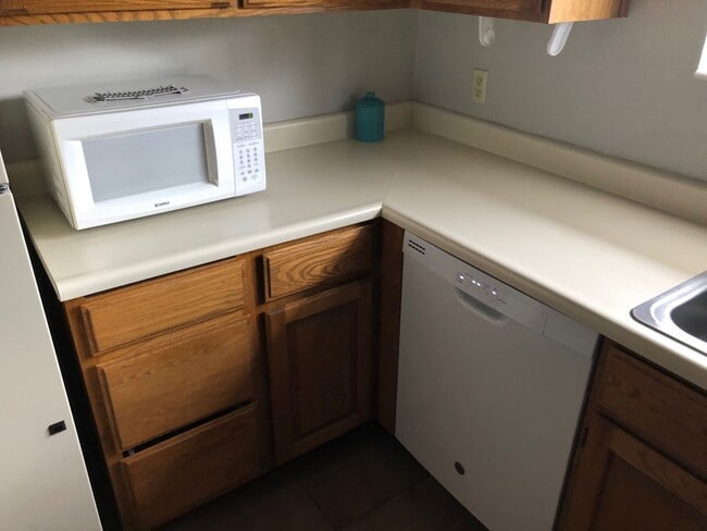 Building Photo - Cozy Condo in Village Park