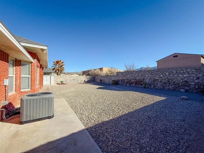 Building Photo - 3 Bedroom 2 bath