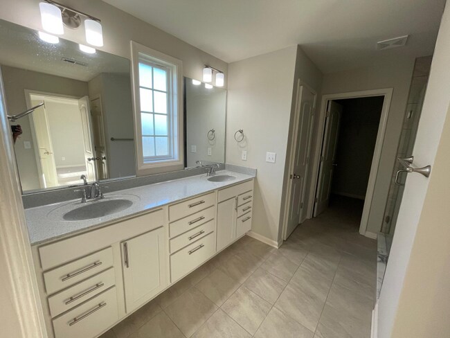 Building Photo - 118 Belden Trl