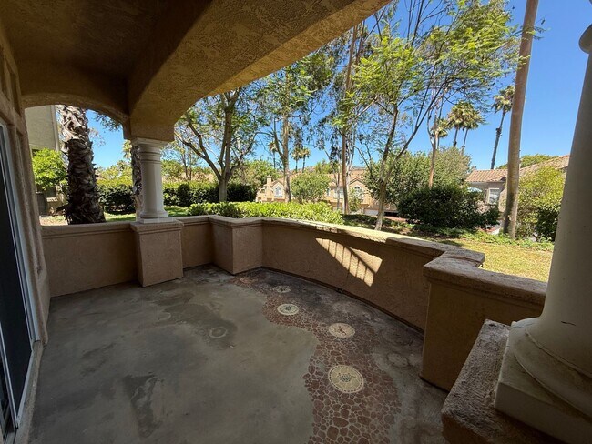Building Photo - Lovely 2 Bedroom, 2 Bath First-Floor Condo...