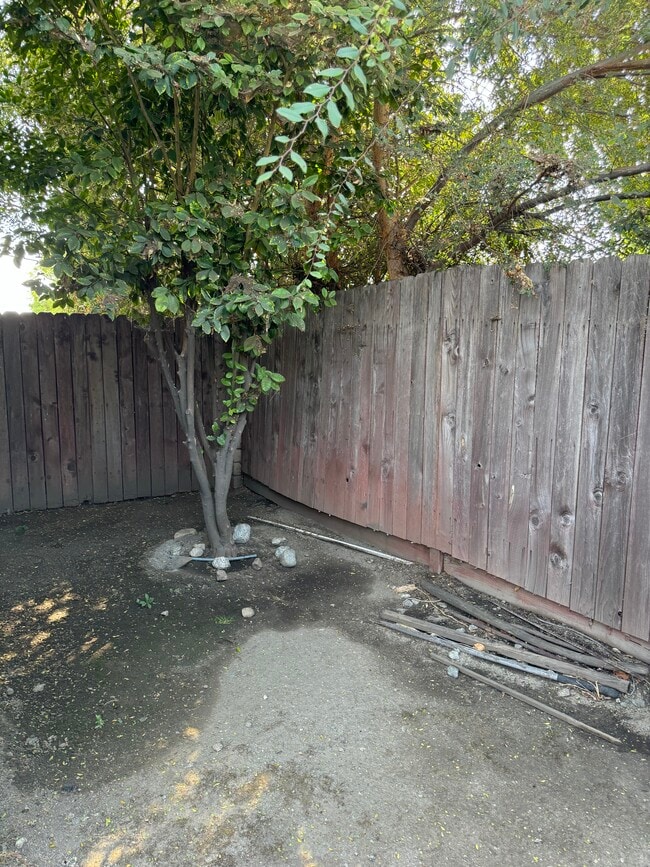 Building Photo - 923 Royal Oaks Dr