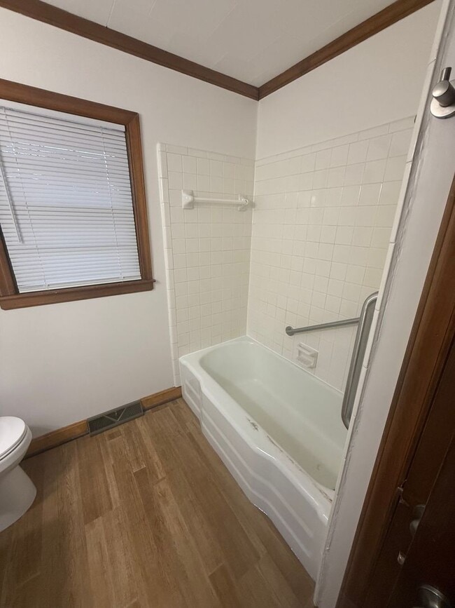 Building Photo - Three bedroom, 1.5 bath house in Burlington