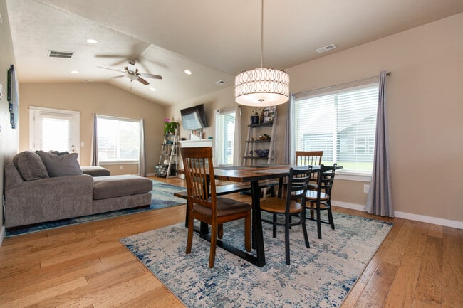 Building Photo - 136 Bull Frog Dr