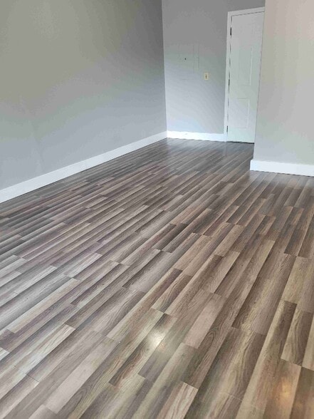 Building Photo - 1926 SW Reindeer Ave