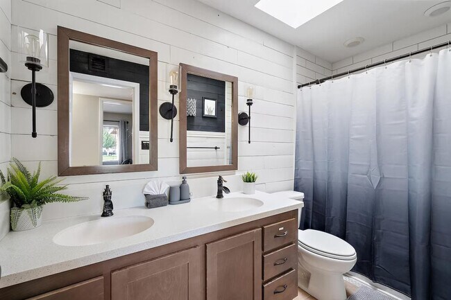 Building Photo - 4332 E Cherokee St