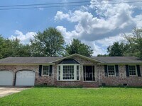 Building Photo - 205 Pinewood Dr