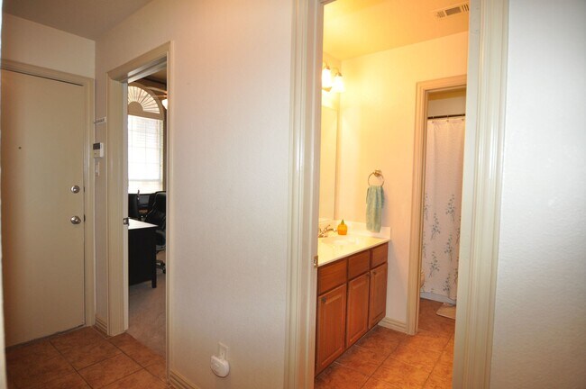 Building Photo - COMING SOON! Stunning 4-2-2 in Ft. Worth –...