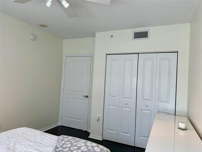 Building Photo - 347 N New River Dr E