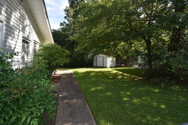 Building Photo - Recently Updated 3 Bedroom House