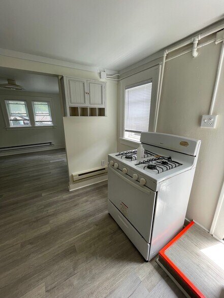 Gas Stove - 2129 Lincoln Ave