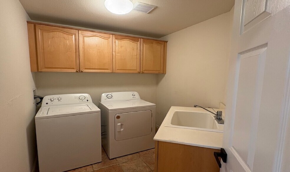 Building Photo - 5630 Highcrest Ct