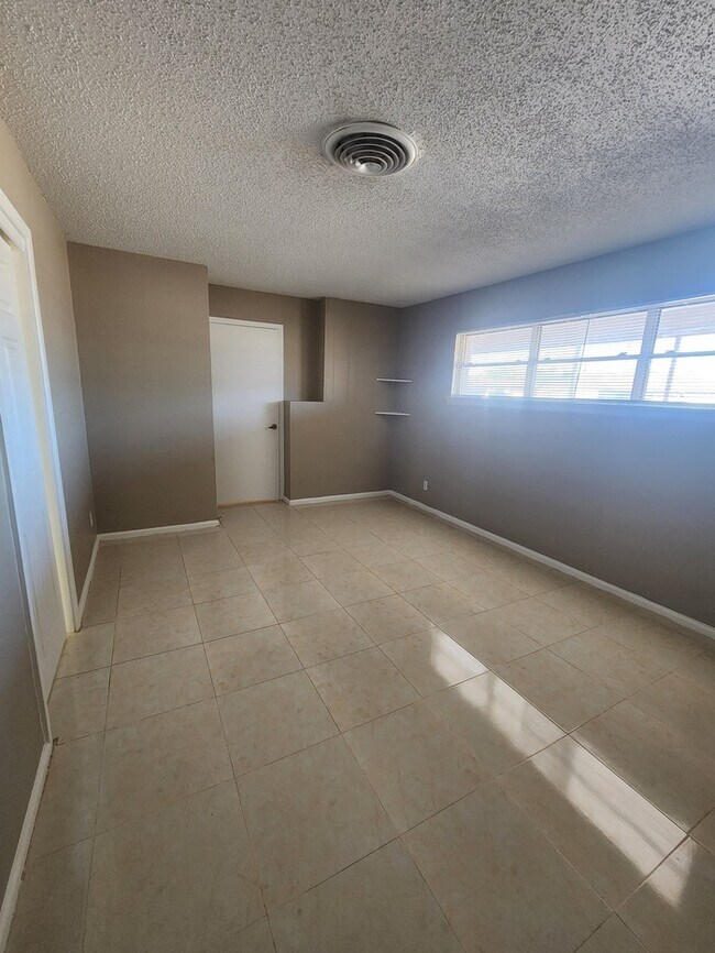 Building Photo - 3 bed 2 bath home