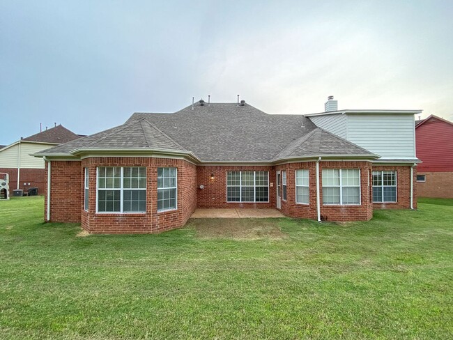 Building Photo - 5 Bedrooms with Bonus, 4 Bath Near Riverda...