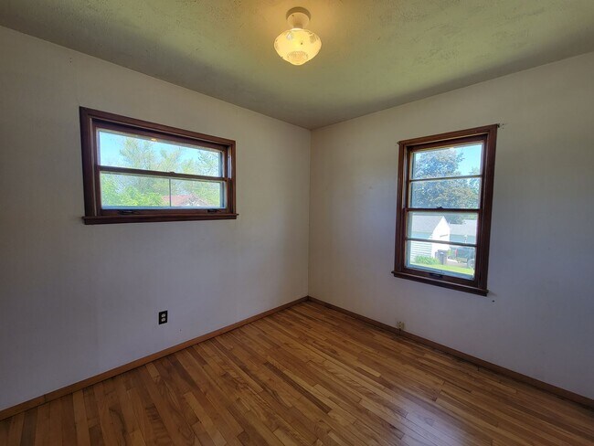 Building Photo - 2 Bedroom House