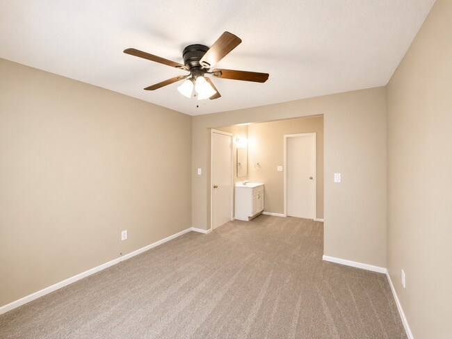Building Photo - Spacious 3 Bed / 2 Bath Split-Level Duplex in Lee’s Summit
