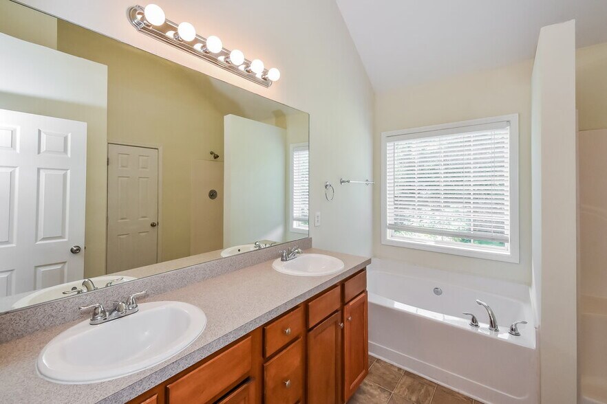 Building Photo - 1440 Paddocks Ct