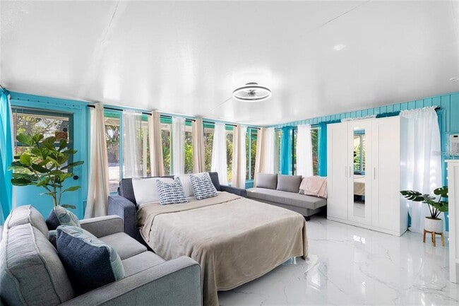 Building Photo - 8825 Oak St