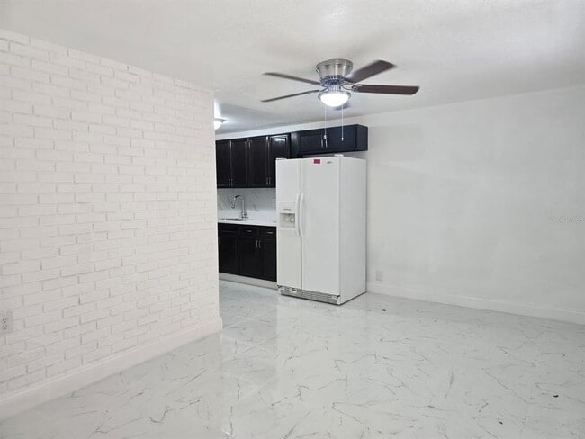 Building Photo - 1813 Hacienda Way