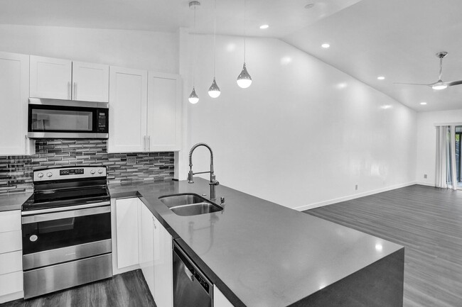 Building Photo - Fully renovated and updated Townhome in th...