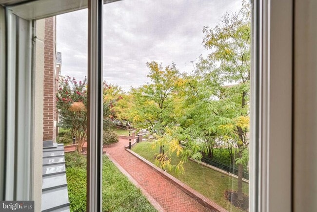 Building Photo - 910 Powhatan St