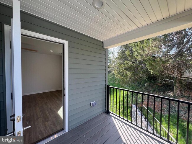 Building Photo - 352 W 11th St