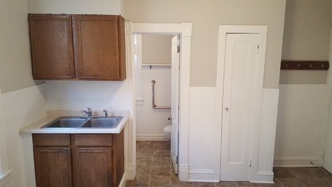 Building Photo - Charming 1-Bedroom Retreat on Colfax Ave – Your Cozy Minneapolis Haven Awaits!