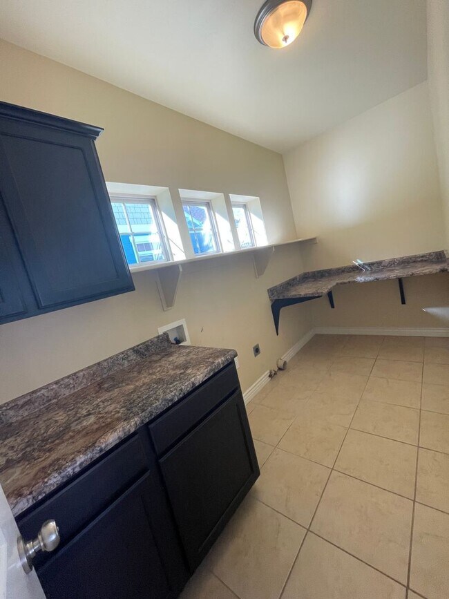 Building Photo - Beautiful 5 Bedroom Home in Daybreak